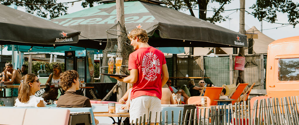 Serveren drankjes Arbie's (2)